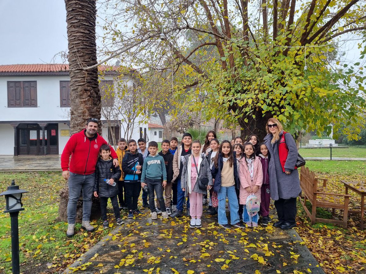 GSB_AydinGM's tweet photo. Ovaeymiri İlkokulu öğrencileriyle Yenipazar ilçemizde, Yörük Ali Efe Evi Müzesi ve yel değirmeni ziyaret edildi. #GençlikMerkezleri https://t.co/oYFI2sk9Of