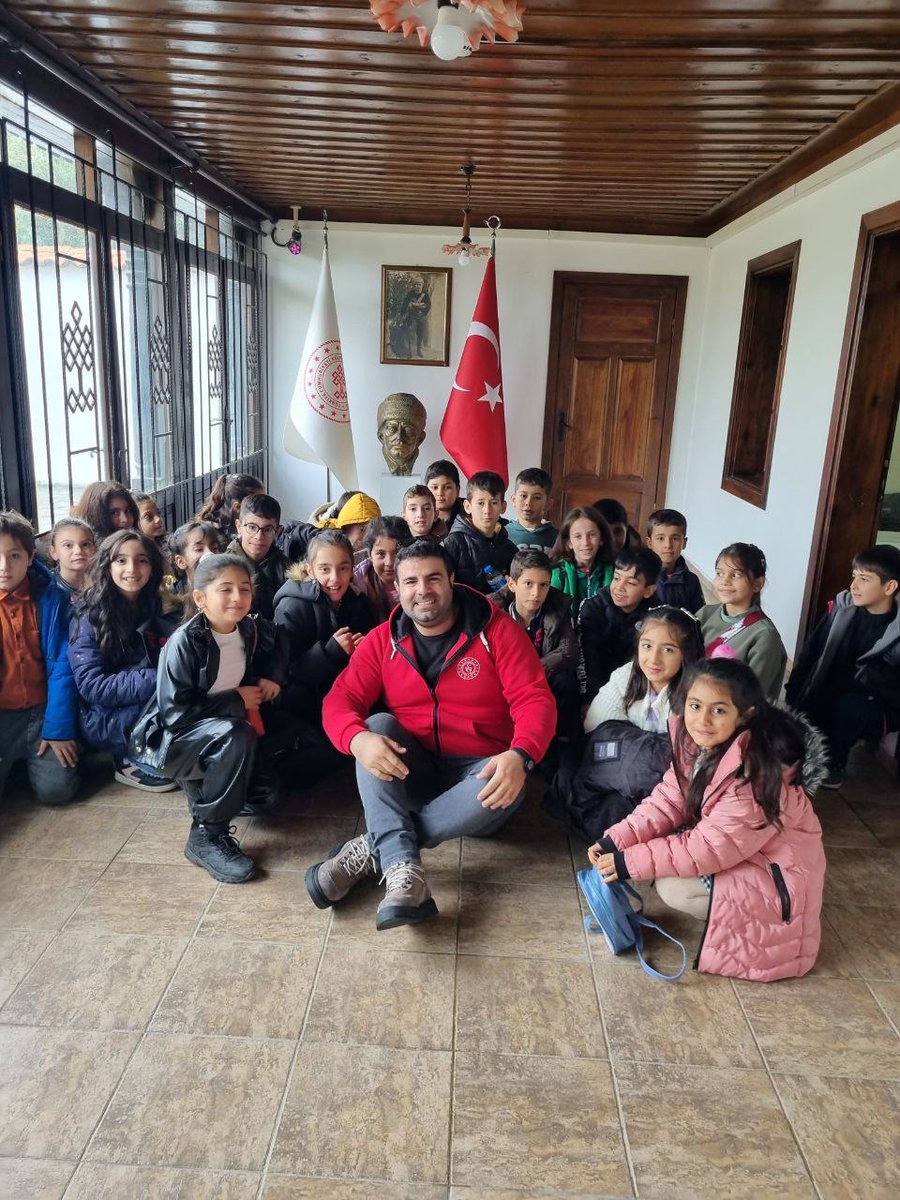 GSB_AydinGM's tweet photo. Ovaeymiri İlkokulu öğrencileriyle Yenipazar ilçemizde, Yörük Ali Efe Evi Müzesi ve yel değirmeni ziyaret edildi. #GençlikMerkezleri https://t.co/oYFI2sk9Of