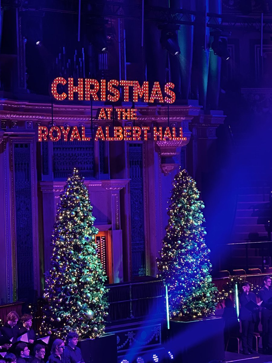 rolslar's tweet photo. Love the violinist in gold. She plays with passion ! #rahchristmas https://t.co/DFk1eYnt46