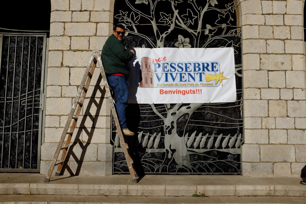 Aquesta tarda primera sessió del  PESSEBRE VIVENT DE FIGUERES 

Foto / un  voluntari fixant el cartell anunciador a la reixa del porxo de l'església
<a href="/AmicSPereFig/">Amics de Sant Pere</a>
#Figueres
Dilluns 23 
🕑A partir de les 19:00 h
📍Església de Sant Pere de Figueres
🎟️Donatiu voluntari