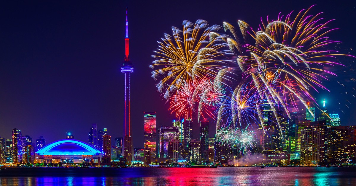 TOPortAuthority's tweet image. Mark your calendars! This New Year’s Eve, ring in 2025 with a dazzling display of fireworks along Toronto’s waterfront. 🎆🎇🎉

The celebration kicks off on December 31 at 10:00 pm. 

#atthewaterfront #NewYearsEveTO