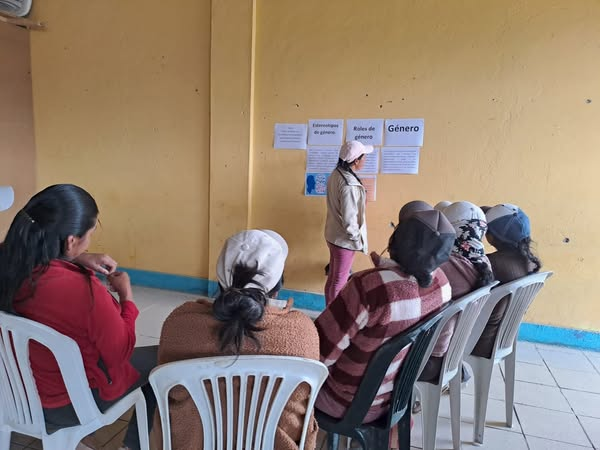 CACTUec's tweet photo. #Cotopaxi | Cactu y ChildFund Ecuador fortalecen los conocimientos sobre la importancia de los roles de género y la diversidad a familias de la comunidad de Santo Samana. https://t.co/AFsnmj8N2h