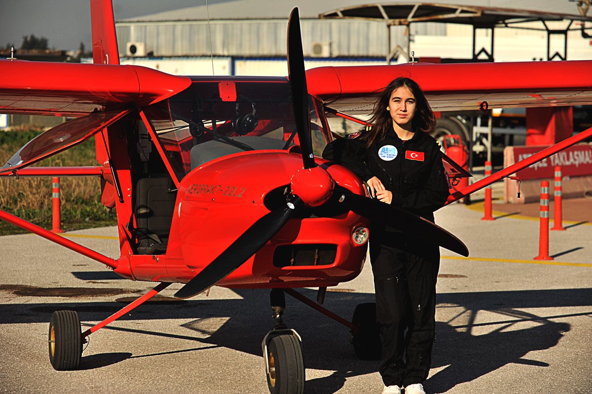 onedio's tweet photo. 16 yaşındaki Defne Özcan, Türkiye’de solo uçuş yapan en genç kadın pilot adayı oldu. https://t.co/pbILcfPjUJ