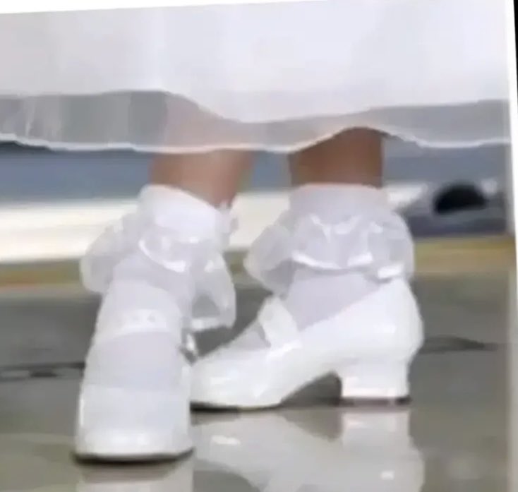 yabamongo's tweet photo. Chaque fille a déjà eu ces chaussures y compris les chaussettes pour les fêtes https://t.co/S7OU1tL3IF