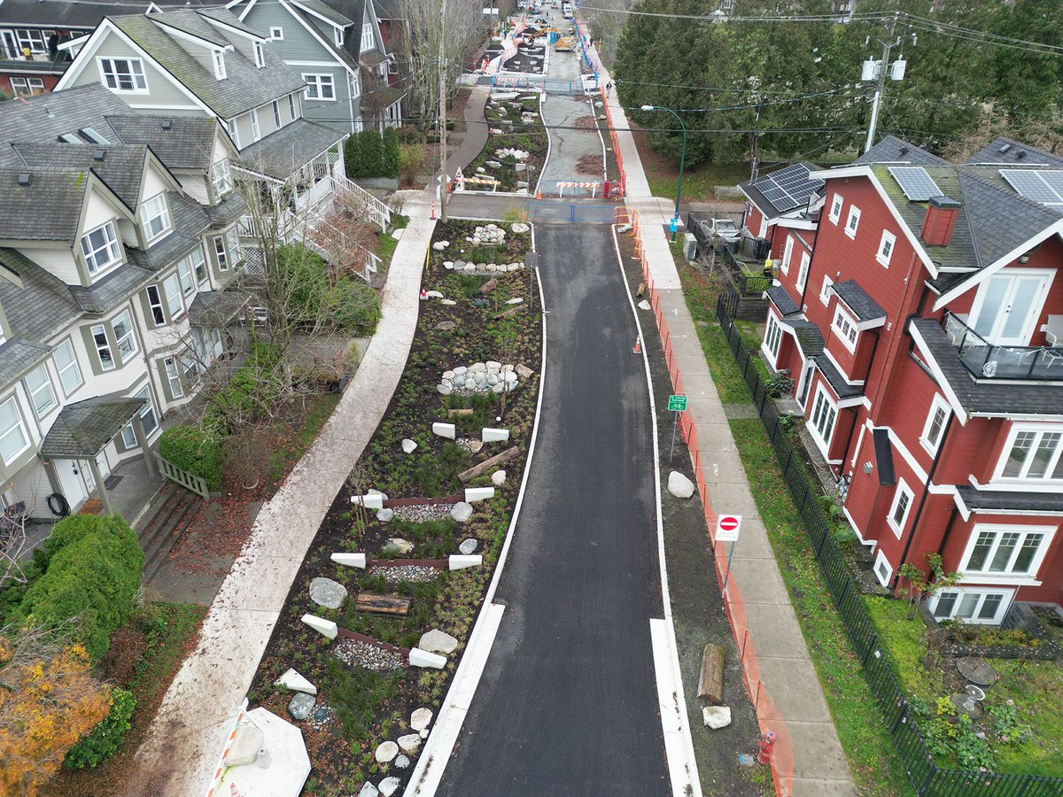 the_transit_guy's tweet photo. We need a lot more residential streets with rainways. 

(City of Vancouver, BC) https://t.co/r8hneJdsCh