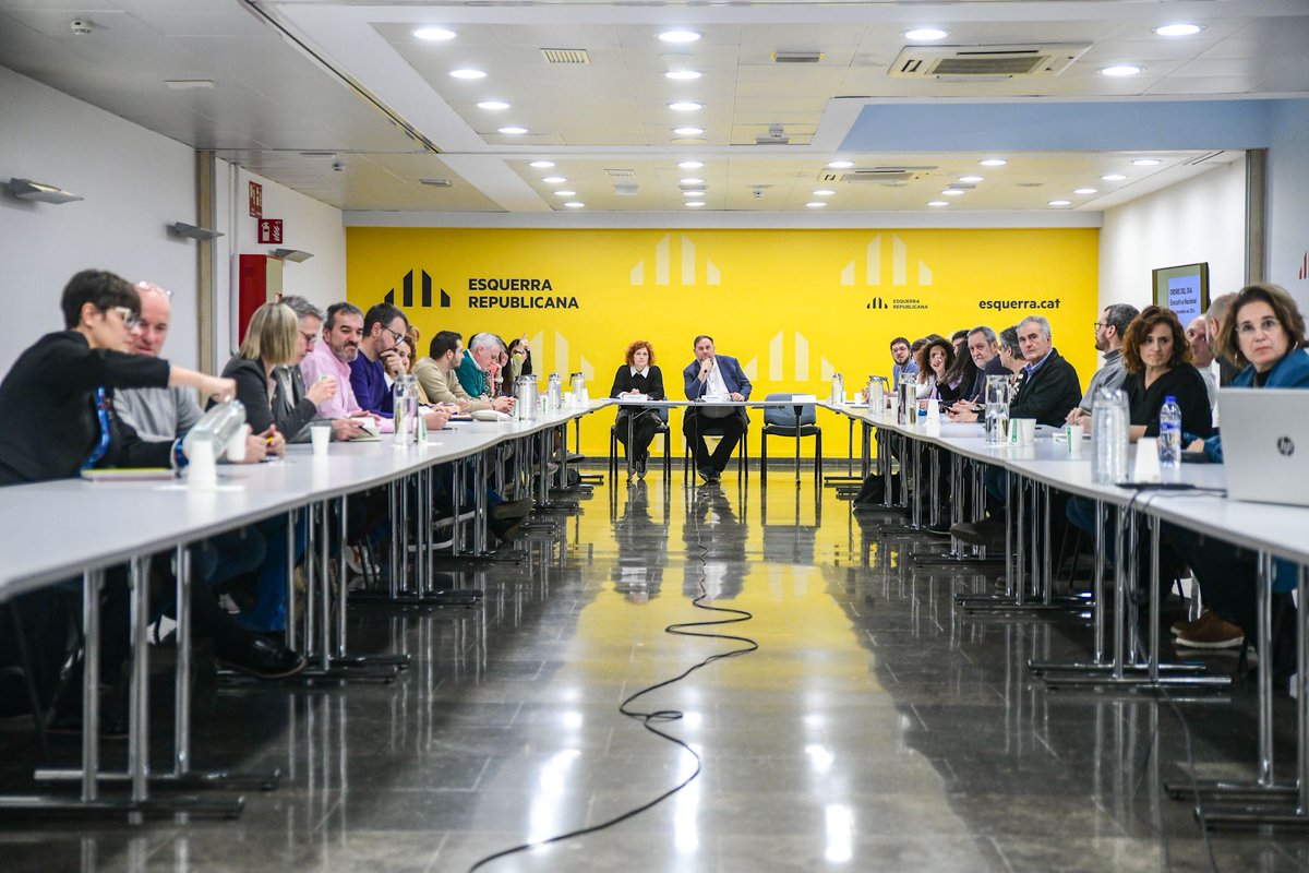 Esquerra_ERC's tweet photo. 📸Avui celebrem la primera Executiva Nacional presencial després de la votació del 30è Congrés Nacional.

Impulsem @Esquerra_ERC perquè torni a ser el partit central de Catalunya✊ https://t.co/MPc8liX7FE