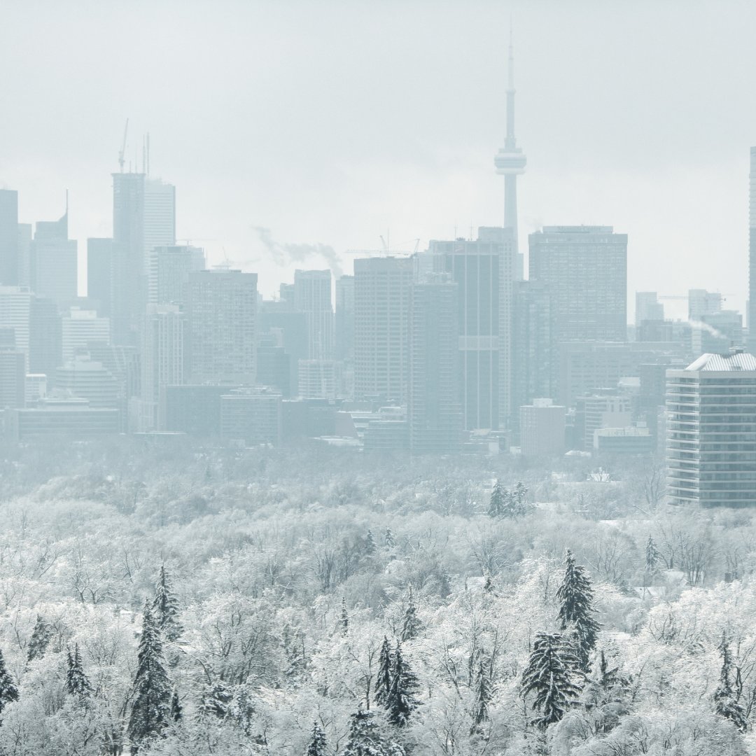 cityoftoronto's tweet photo. Up to 12cm of snow for #Toronto starting today!
Crews are ready. Salt trucks go out when the snow starts to accumulate &amp; plows go out:
🌨️2.5cm – expressways 
🌨️5cm – major roads, transit routes &amp; streets with hills 
🌨️8cm – residential streets 
🌨️Sidewalks &amp; bikeways 2 cm https://t.co/yRtvCgPh1r