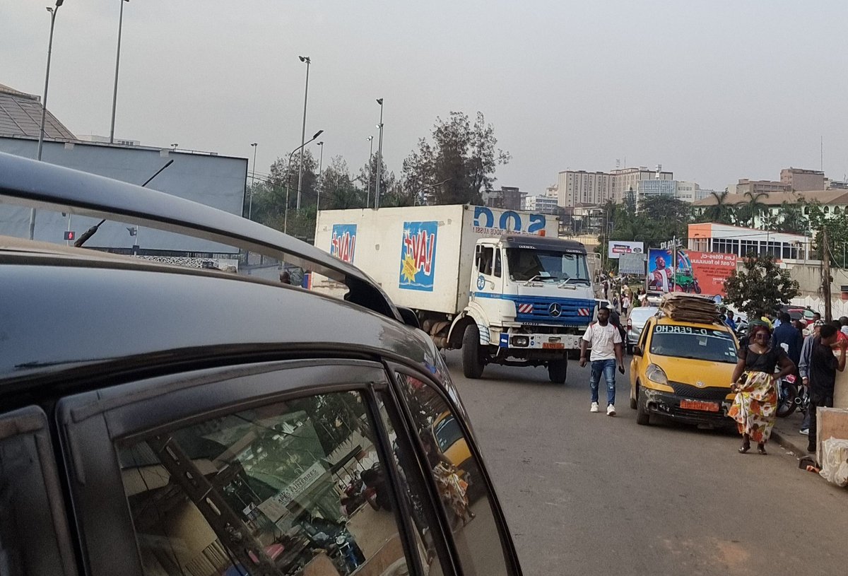 Embouteillages au centre ville de Yaoundé. La Première Dame est à la Fondation Chantal Biya. La ville est bloquée. Elle part bientôt donc d'ici 1h ça va rouler. 

#ThisIsFuckingCrazy