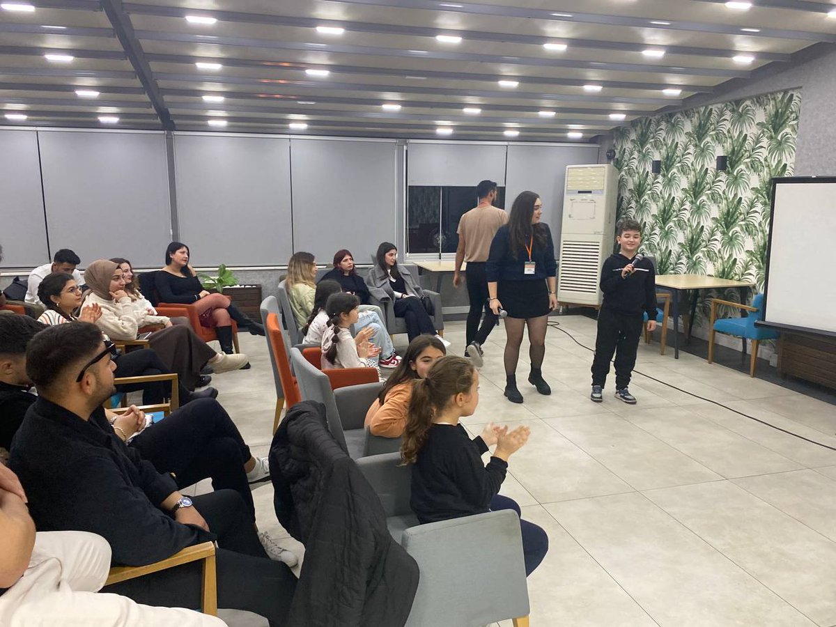 GSB_AydinGM's tweet photo. Aydın Adnan Menderes Üniversitesi Lösev Fayda Topluluğu üyeleriyle birlikte;

Aydın Gençlik Merkezimizde karaoke etkinliği düzenlendik. #GSBHepYanında #GençlikMerkezleri https://t.co/hQT0O0ilh6