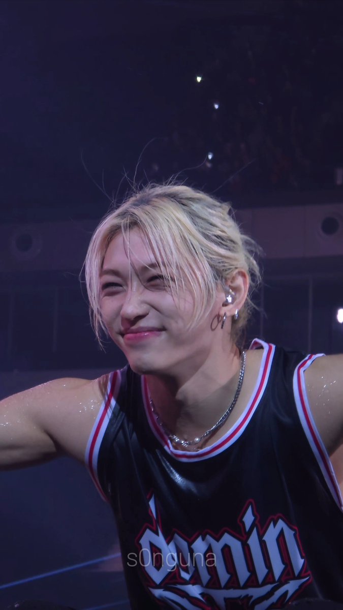 s0nguna's tweet photo. 241221 dominATE Jakarta 

cute yongbokie being a happy lil' kitten while getting splashed by @zpdltkfk and @linolinalino 🥹 the nose crunch 🥺 chris' laughs at the end🥺 my heart's full🤍

#Felix #용복 #천사맞음
#BangChan #방찬
#StrayKids #SKZinJKT 
#dominATE_JKT #dominATE_Jakarta