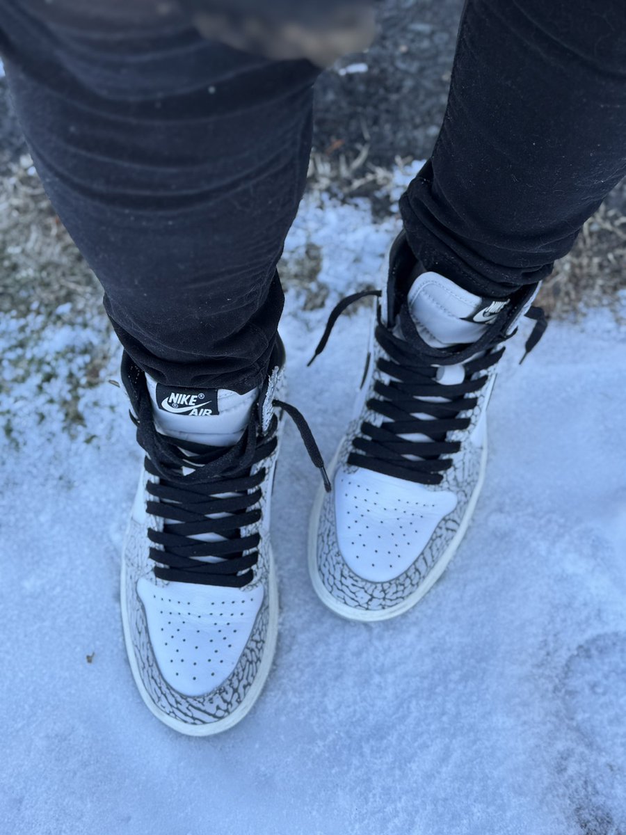 80vivian's tweet photo. #KOTD Happy Monday!! Cold ๐ฅถ but the Christmas countdown begins!! NOW.. ๐คช
#Jordan1 #RetroHigh #SNKRS #snkrtwitter #sneakerhead #GirlsLoveSneakersToo #snkrsliveheatingup #Jordan1s
๐ฉถ๐ค๐ฉถ๐ค https://t.co/an3PD7vfs3