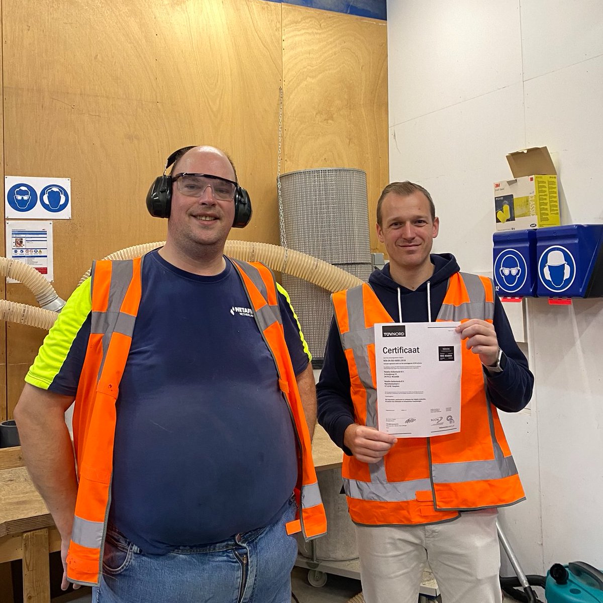 🎉 𝐓𝐫𝐨𝐭𝐬 𝐛𝐢𝐣 𝐍𝐞𝐭𝐚𝐟𝐢𝐦 𝐍𝐞𝐭𝐡𝐞𝐫𝐥𝐚𝐧𝐝𝐬! 🎉
Recentelijk hebben we officieel ons ISO45001-certificaat voor al onze Nederlandse vestigingen behaald. 💪 Dit is een belangrijke mijlpaal in ons commitment aan Gezondheid &amp; Veilig Werken.
Grote dank aan iedereen die