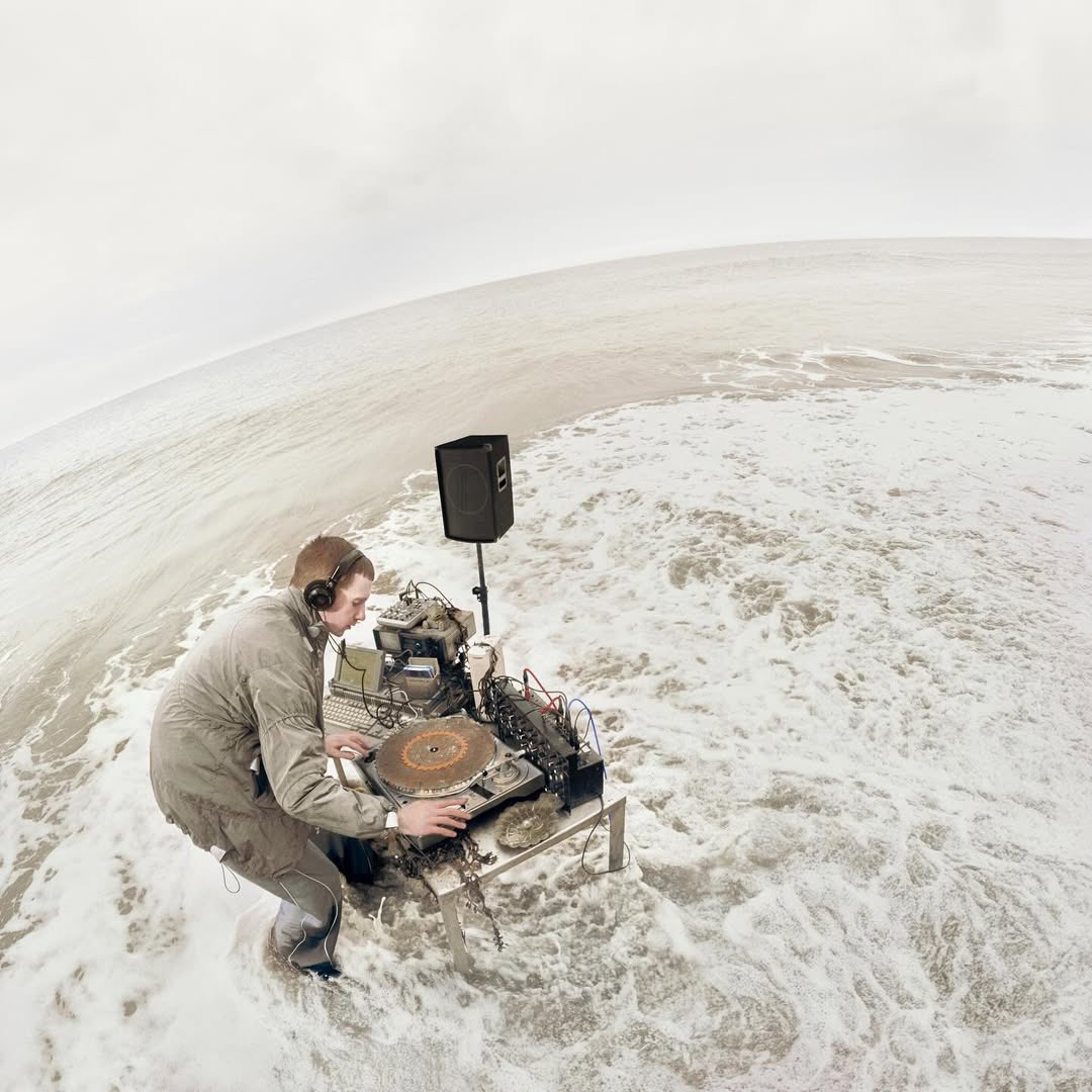 99reference's tweet image. Art Direction of the Tidal Memory Exo album by Iglooghost (2024)