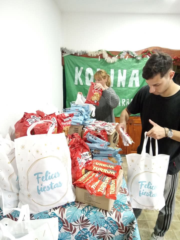 GaKolina's tweet photo. Preparando las bolsas navideñas!! Seguimos militando convencido  que la patria es el otro!!
@KolinaBsAs @JuanDomingoSal4 https://t.co/gaYPbBRwWp