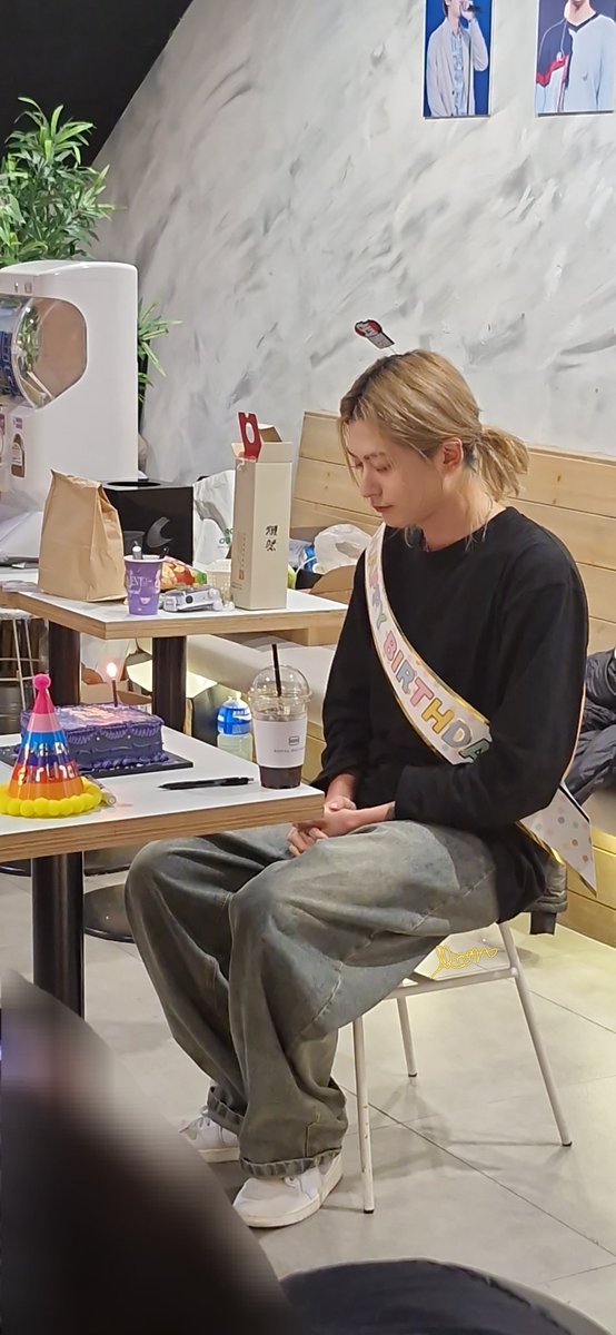 BeonaS2's tweet image. 일부러 메이크업하고 헤어도 했을까봐 안경이나 머리띠 말고 어깨띠로 챙겨갔었는데.. 뿌듯..🤭🤭 글구 꽃 들었을때 시집가는것 같다고 감탄?했었는데ㅋㅋㅠㅠ 머리도 길고.. 이쁘구.. 하얀 꽃다발이다보니..🫣🫣 마지막 사진은 입시 응원하는 자세로 해달라고 한건데 대학 합격 못하면 죽을것 같애..