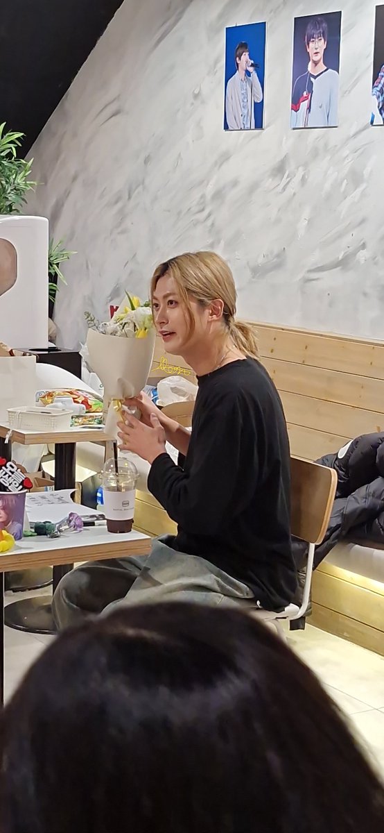 BeonaS2's tweet image. 일부러 메이크업하고 헤어도 했을까봐 안경이나 머리띠 말고 어깨띠로 챙겨갔었는데.. 뿌듯..🤭🤭 글구 꽃 들었을때 시집가는것 같다고 감탄?했었는데ㅋㅋㅠㅠ 머리도 길고.. 이쁘구.. 하얀 꽃다발이다보니..🫣🫣 마지막 사진은 입시 응원하는 자세로 해달라고 한건데 대학 합격 못하면 죽을것 같애..