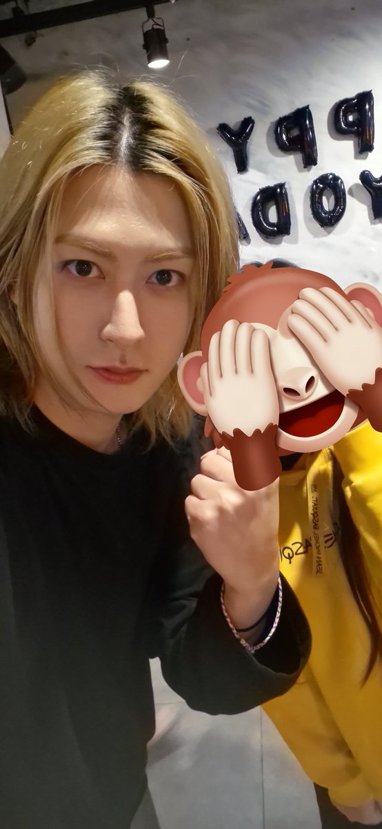 BeonaS2's tweet image. 일부러 메이크업하고 헤어도 했을까봐 안경이나 머리띠 말고 어깨띠로 챙겨갔었는데.. 뿌듯..🤭🤭 글구 꽃 들었을때 시집가는것 같다고 감탄?했었는데ㅋㅋㅠㅠ 머리도 길고.. 이쁘구.. 하얀 꽃다발이다보니..🫣🫣 마지막 사진은 입시 응원하는 자세로 해달라고 한건데 대학 합격 못하면 죽을것 같애..