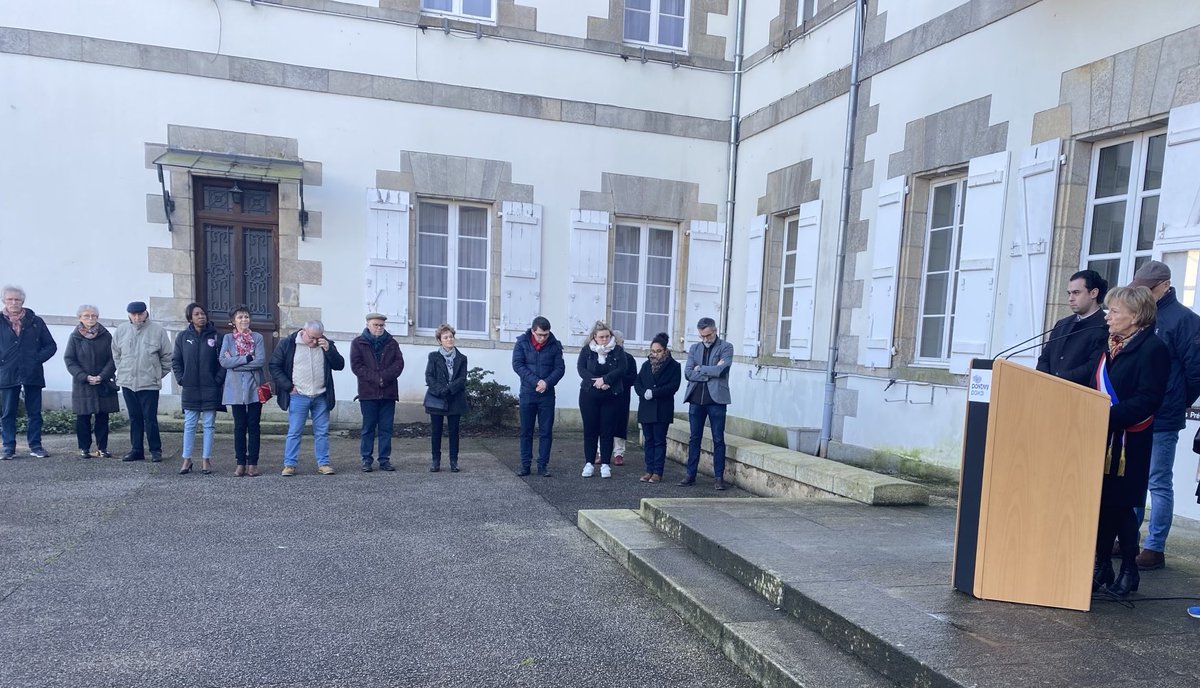 jjmerceur1's tweet photo. Peu se sont déplacés pour l’hommage à #mayotte ce matin. Nous étions présents. ⁦@UnisPourPontivy⁩  ⁦@mdorelucas⁩ ⁦@mclemouel1⁩ https://t.co/Btd1IpcaJu