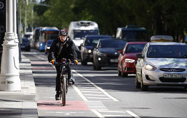 En el 🌎entero la principal causa de muerte en menores de 55 años son los siniestros de tráfico 🚙💥🚗; nuevo estudio ha descubierto que los carriles para 🚲, especialmente aquellos con barreras físicas, logran disminuir los siniestros en hasta un 49%🫶🚗🚗discerningcyclist.com/bicycle-lanes-…