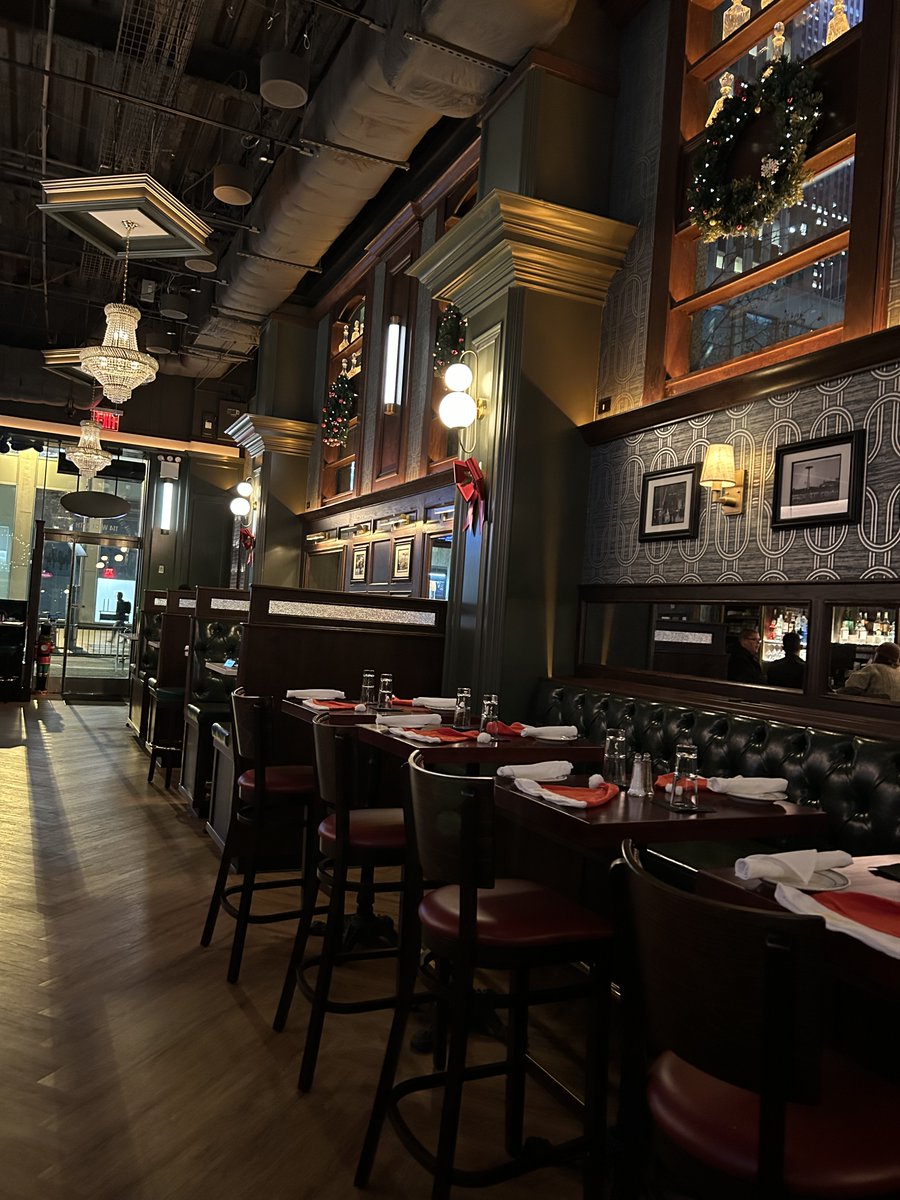 Attention fans of Langan's on 47th St, the iconic restaurant/pub that was our spot <a href="/FOXSports/">FOX Sports</a>. Langan's has returned to 47th,  down block near 6th Ave. Des has done an awesome job, and it's just beautiful! Classic &amp; contemporary, spacious, but intimate. Go!! <a href="/TVvInce/">Vince Wladika</a> <a href="/mulvihill79/">Michael Mulvihill</a>