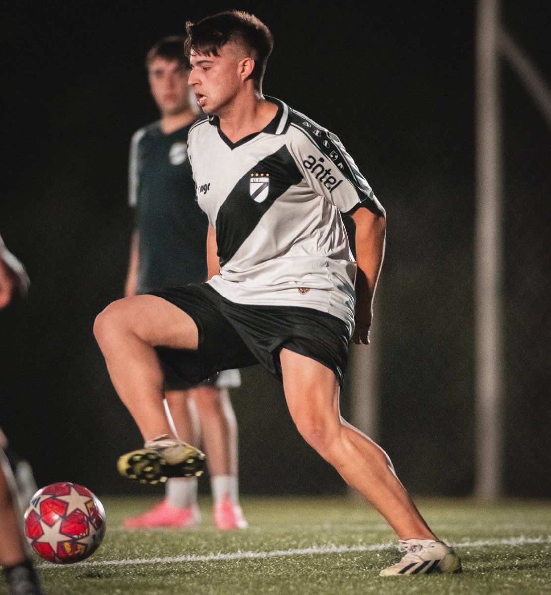 alejoseveri_'s tweet photo. Seguimos invictos del @TwDanubioFC ⚪️⚫️

crack @Tiago_Stanisich 📸 https://t.co/n7Cc6jw7AY
