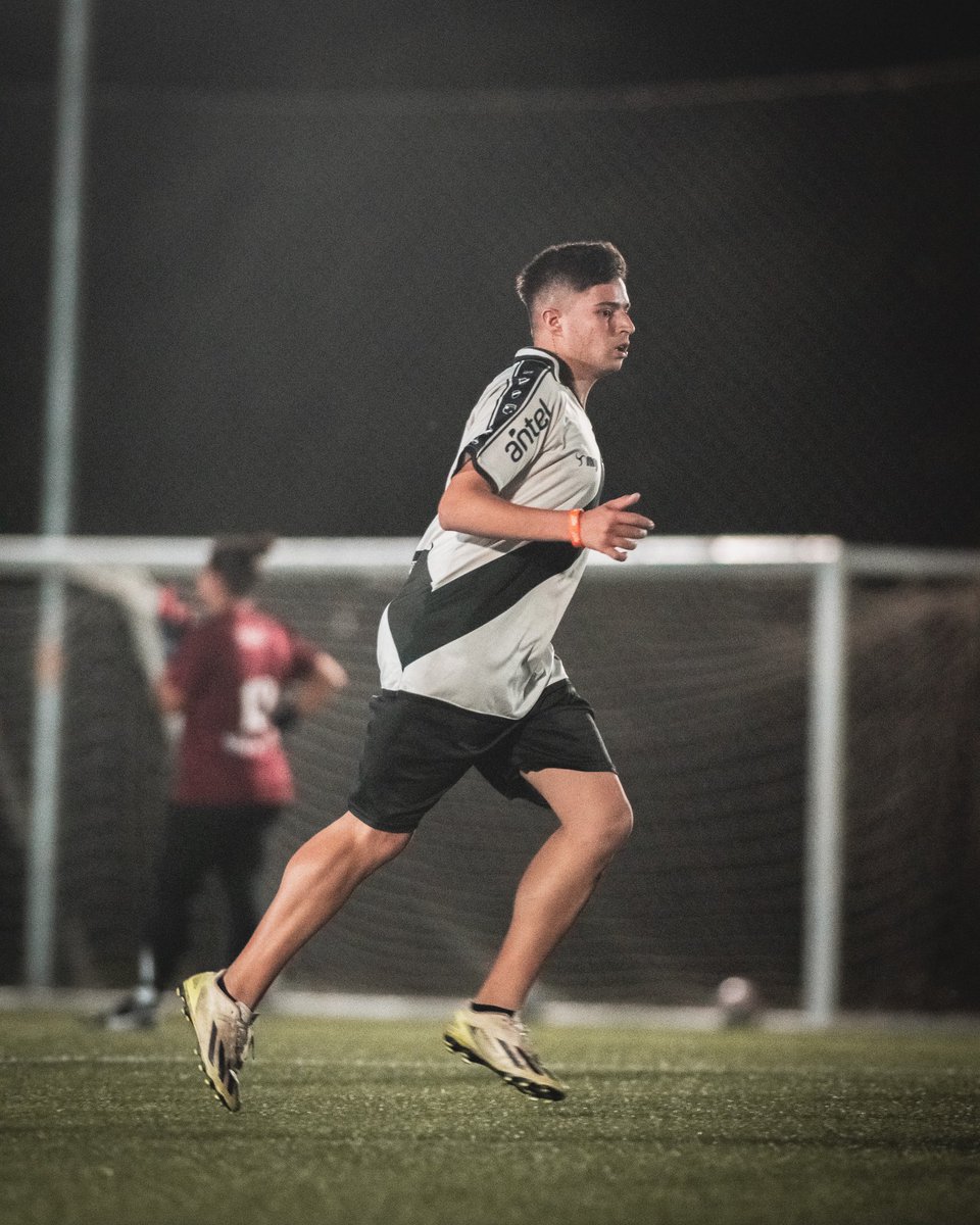 alejoseveri_'s tweet photo. Seguimos invictos del @TwDanubioFC ⚪️⚫️

crack @Tiago_Stanisich 📸 https://t.co/n7Cc6jw7AY