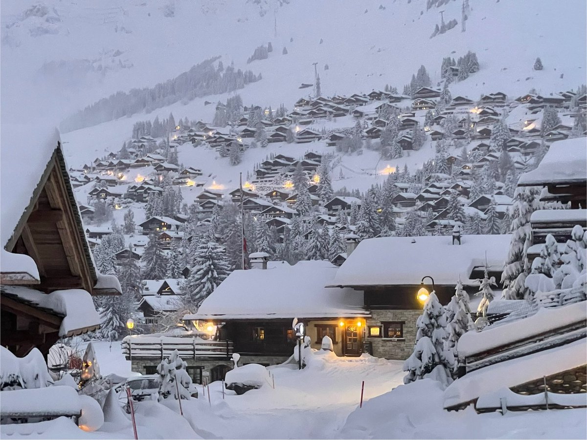 MichLKosinski's tweet photo. We are literally snowed in and can only get anywhere by walking
#LesAlpes https://t.co/EhL9THSM8V