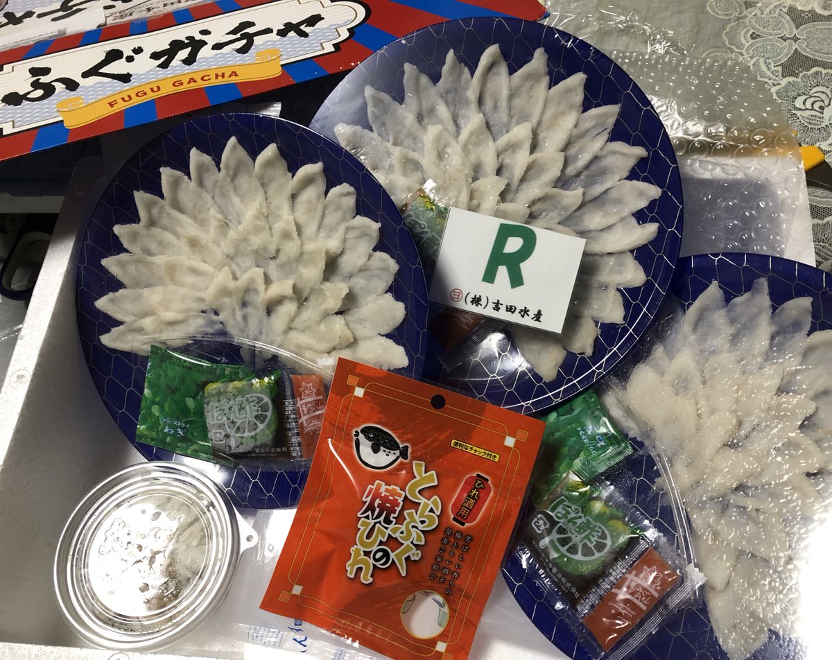 satokenn7's tweet photo. 福岡の母からフグ刺しセットをいただきました！
ガチャ形式で無事?レアを引き、有馬記念を忘れさせてくれる宝物になりました。
ありがとうございます😊 https://t.co/V2u6zVXfmN