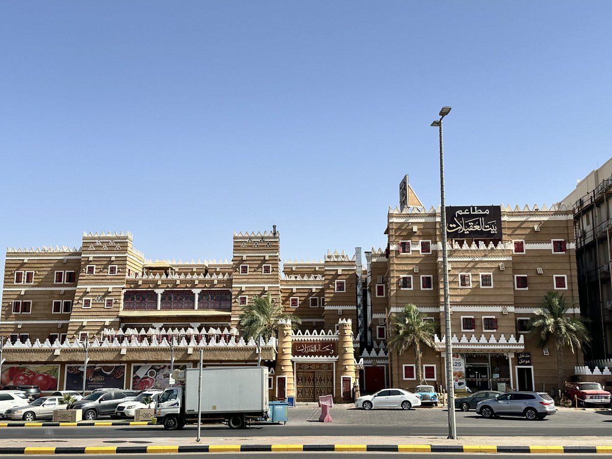 HafarWire's tweet photo. #عوض_العجلاني 
#اخبارية_حفرالباطن 
مدينة #حفرالباطن 
هي إحدى محافظات المنطقة الشرقية والتي تُعد مركزًا حضريًا متطورًا يضم العديد من الخدمات الإدارية والتعليمية والصحية ،
مدينة #حفر_الباطن تُعتبر نقطة وصل بين مناطق متعددة في المملكة ودول الخليج المجاورة، مما يزيد من أهميتها الاقتصادية والاجتماعية
وتقع في الجزء الشمالي الشرقي للمملكة العربية السعودية وعاصمتها الإدارية هي 
#مدينة_حفرالباطن 
وتقع على بعد 500 كم من العاصمة الرياض . 
وكذالك تبعد عن مدينة الدمام
العاصمة الإدارية  للمنطقة الشرقية  500 كم .
وتُعد حفرالباطن جزءًا من المنطقة الشرقية. 
وتُعرف بموقعها الاستراتيجي الذي جعلها محطة تاريخية للقوافل والمسافرين، وتشتهر بتاريخها العريق وتطورها الحديث
تاريخياً، كانت 
#محافظة_حفر الباطن منطقة زراعية مهمة، حيث تنتج المحاصيل مثل القمح والشعير 
و اليوم تعتبر  مركزًا اقتصاديًا هامًا في المنطقة حيث تتوفر فرص عمل في مختلف المجالات 
فيما يتعلق بالتعداد السكاني، بلغ عدد سكان محافظة 
حفر الباطن (467,007) نسمة حسب تعداد السعودية 2022 م منهم (331,713) نسمة سعوديون و(135,294) نسمة غير سعوديين 

ومن الناحية الجغرافية
تبلغ مساحة محافظة حفرالباطن 53,815 كم2، وتتضمن عددًا من المراكز والقرى، بما في ذلك 
مركز #القيصومة مركز#الصداوي، مركز #السوبان، ومركز #السعيره 
أما فيما يتعلق بالتعليم، تتوفر في حفر الباطن عدد من المؤسسات التعليمية، بما في ذلك الجامعات والمدارس، التي تقدم تعليمًا عاليًا الجودة 

من الناحية الثقافية، تعتبر 
حفر الباطن محافظة غنية بالتراث والثقافة حيث تتوفر عدد من المعالم الثقافية والتاريخية، بما في ذلك القصور والمتاحف