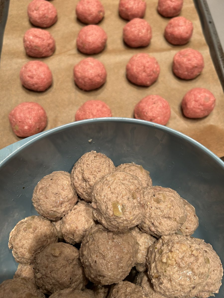 It’s that time of the year again brothers. Trying something new this year, boiling some of the swedish meatballs in broth before they go in the frying pan! Merry Christmas everyone 🎅🏼🎄