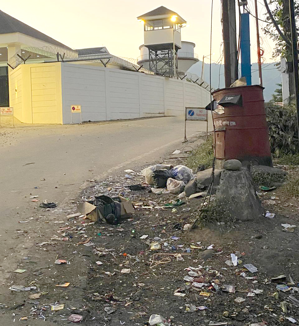 arunachaltimes_'s tweet photo. #Garbage is waiting to be picked up outside the brand-new official #bungalow of the Chief Minister in Niti Vihar, #Itanagar. https://t.co/s8rNEVllDH