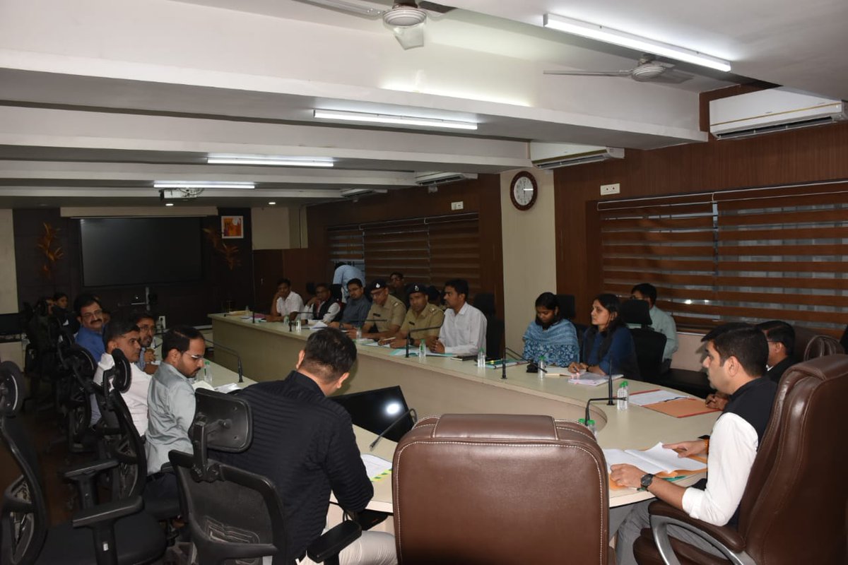 collectorsurat's tweet photo. આજરોજ રોડ સેફ્ટી સમિતિ તેમજ હિટ એન્ડ રન માર્ગ અકસ્માતોમા ચુકવવામાં આવેલ સહાય અંગે બેઠક યોજવામાં આવી. તેમજ બ્લેક સ્પોટ પર અકસ્માત નિવારવા, સાઈન બોર્ડ, ટ્રાફિક સમસ્યા નિવારવા માટે યોગ્ય પગલાં અને જિલ્લામાં ટ્રાફિક Awareness તાલીમો યોજાય, હિટ એન્ડ રનના બનાવોમા માર્ગ અકસ્માતોની સહાય ઝડપી ચુકવવા જેવા મુદ્દાઓ અંગે ચર્ચા વિચારણા કરી જરૂરી સૂચનો આપ્યા.
@CMOGuj 
@revenuegujarat
