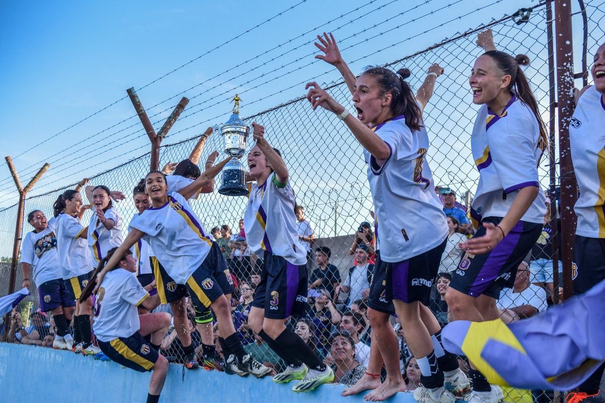#FútbolFemenino⚽️ | 📸 Más imágenes que dejó el triunfo y ascenso a la Primera División de la Liga del Sur.
⠀⠀⠀⠀⠀⠀⠀⠀
#VamosTiro 💜💛💜
#SentidoDePertenencia

📸 Prensa Liga del Sur.