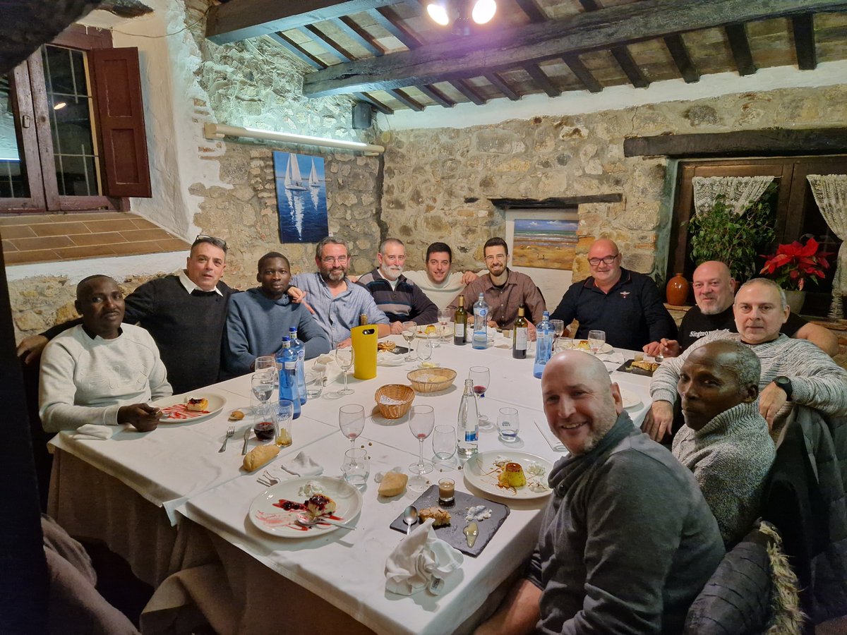 Un any més, l'equip d'HIDECU us desitja Bon Nadal i Feliç Any Nou! 🎄🥂 I recordeu que el nostre servei d'urgències no s'atura mai, tampoc per festes. #servei24h #desembussos #bonesfestes #sopardenadal