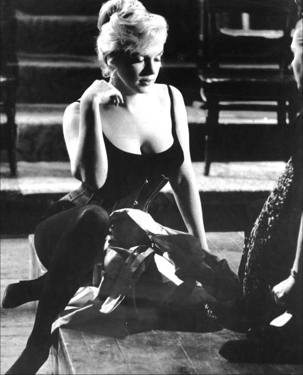 MarilynDiary's tweet photo. Marilyn Monroe on the set of "Let's Make Love," in 1960. https://t.co/5Adr7RtB21