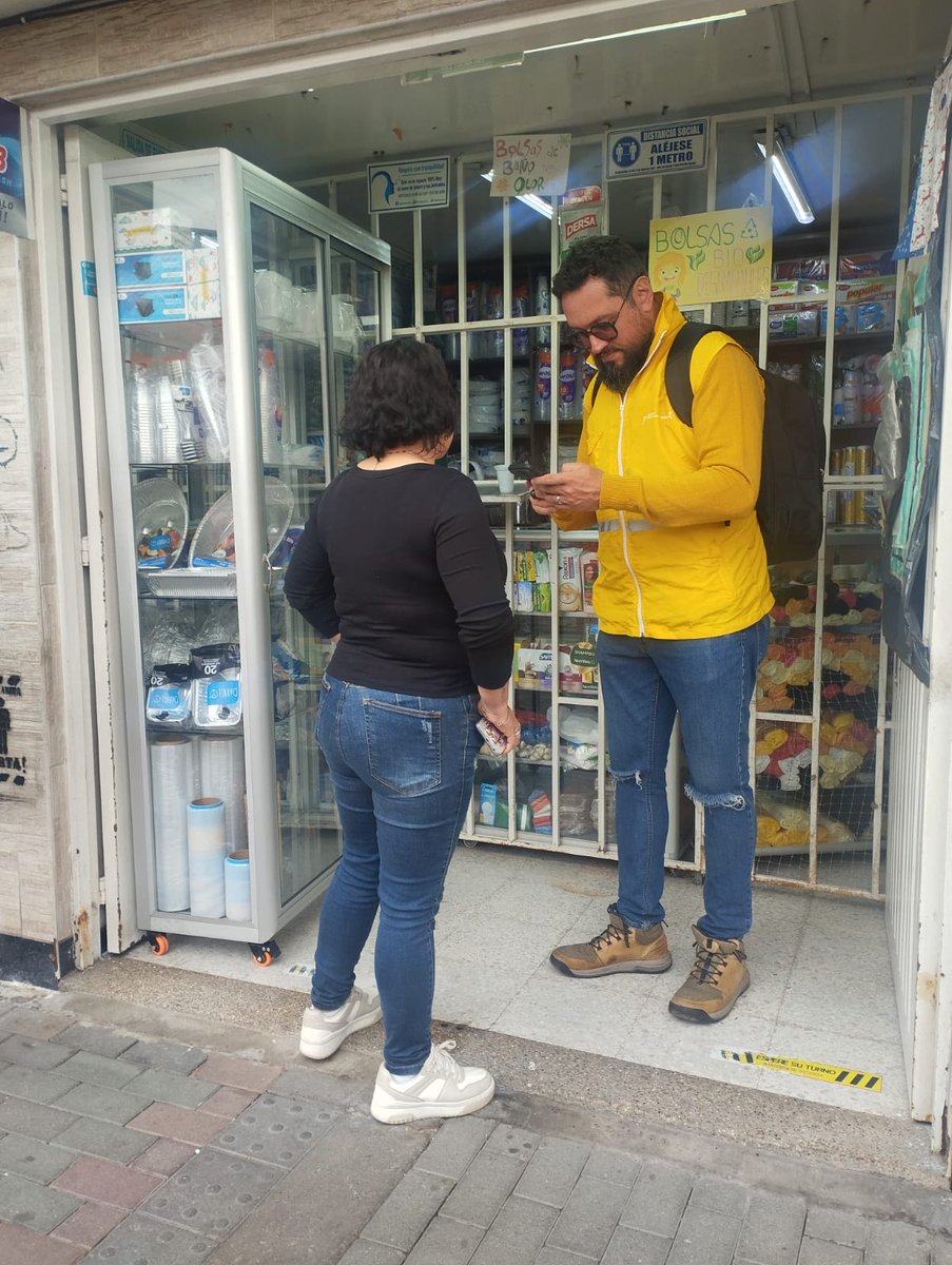 integracionbta's tweet photo. 📌Con nuestros equipos territoriales de la #EstrategiaEnPagadiarios, recorrimos la localidad de #Kennedy, con el fin de focalizar, identificar, guiar y ofrecer a la comunidad los servicios del Comedor Comunitario de Patio Bonito.🤝
#BogotáMiCiudadMiCasa
#BogotáSinHambre 2.0 https://t.co/pqJPNU0zNH