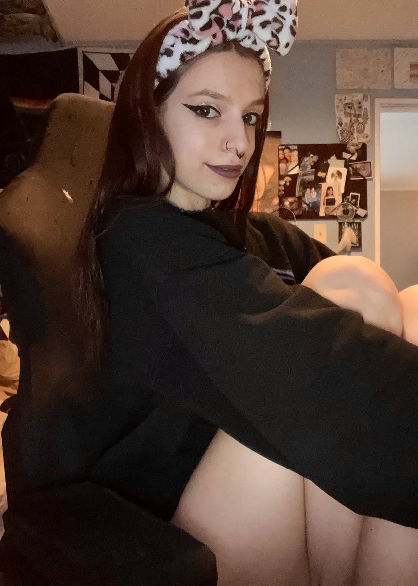 Anavrin_Inbloom's tweet photo. Hi ♡ + ↻ for moots! 
#promotwt #sfwtwt 
⊹˚. F/♒️/23/Metalhead
⊹˚. Gamergirl 
⊹˚. Soft goth X StonerGrunge
⊹˚. Spiritual🧿
⊹˚. Photography/Travel Enthusiast
⊹˚. Music junkie
⊹˚. Horror Fanatic 
⊹˚. Crystal lover🔮
 ⊹˚. Lover of the Dark and Macabre 
⊹˚. Squishmallows https://t.co/bPIjZziYU8