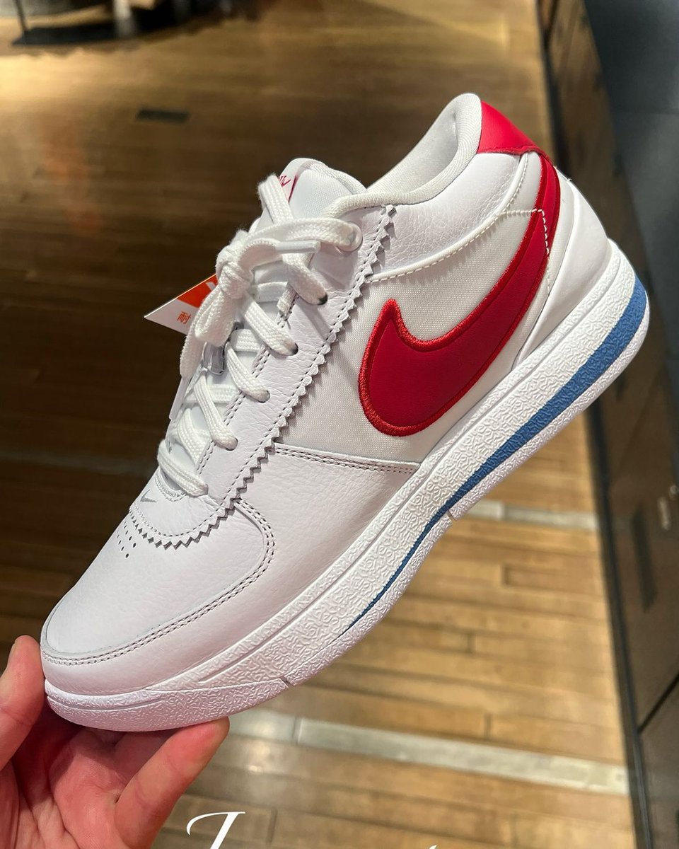 SneakerNews's tweet photo. In-hand look at the Nike Book 1 "Forrest Gump" 🏃 
Release Date: January 22nd, 2025 ($140)

Full details and images: https://t.co/UQSXF6qVbK 

Photos via jesuscare/IG https://t.co/PqS6mhFnEn