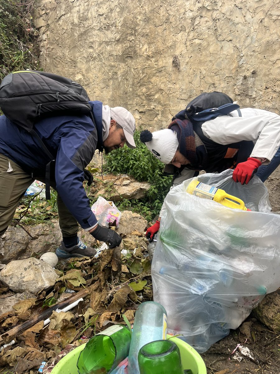 نهار الأحد 22 ديسمبر 2024، مشينا لكسرى العليا  و عملنا حملة نظافة لمينا فيها 780  كغ 💪🏾 وسخ  في ظرف ساعة فيهم  48ساك وسخ  غير قابل للرسكلة و23  ساك وسخ قابل للرسكلة 50 كغ بلار و برشا قطايع حديد.🧤
شكرا خاص للي حظرو الكل رغم البرد الشديد ❤️
شكرا اورونج تونس🧡
#cleaning #clean
