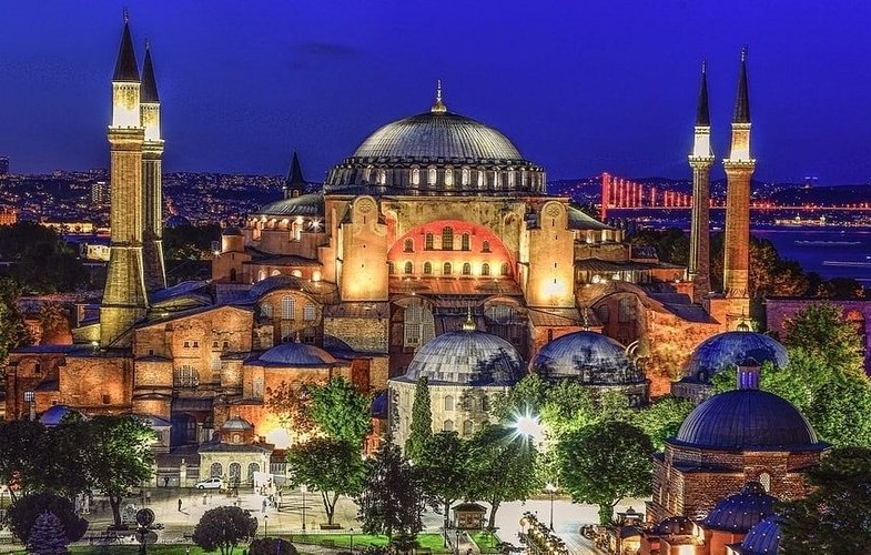 greekcitytimes's tweet photo. Istanbul: Hellenic Air Force students detained for raising the Greek flag outside Hagia Sophia https://t.co/zyi3g8OLy8 https://t.co/nkAkLT7YZg