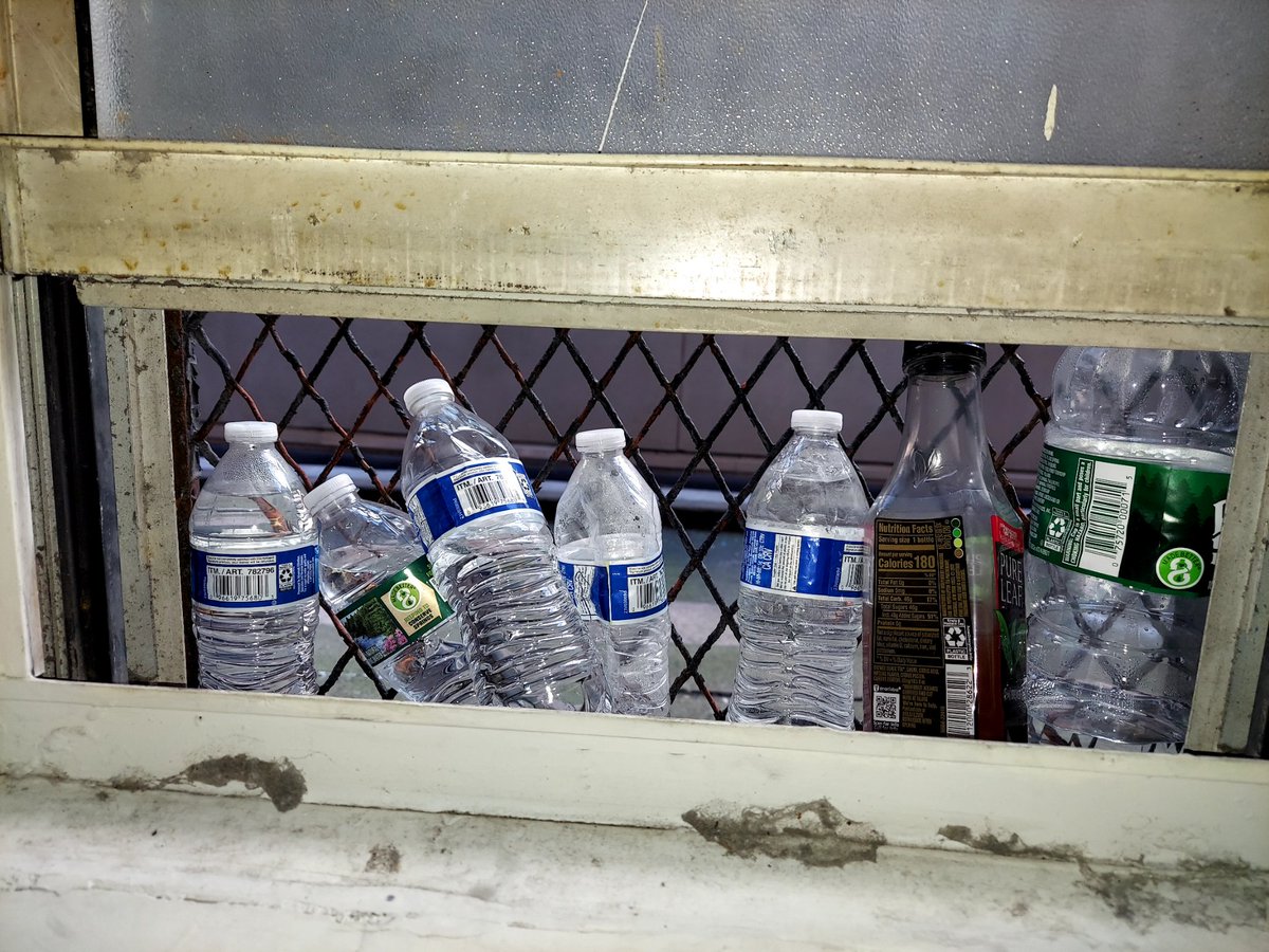 Aujourd'hui à NYC, pour avoir de la boisson fraiche, juste laisse tes bouteilles à la fenettre pour 10mn!