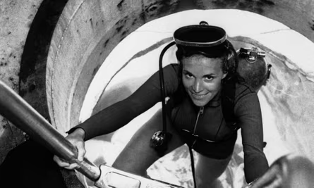 SHOCKING 🚨 :

While NASA was trying to reach the outer planets in 1979

One woman went where no human dared:

1,250 feet DOWN into Earth's abyss.

• UNTETHERED
• COMPLETE DARKNESS
• CRUSHING PRESSURE
• 2 HOURS ALONE

What she saw in those depths shook the scientific world: