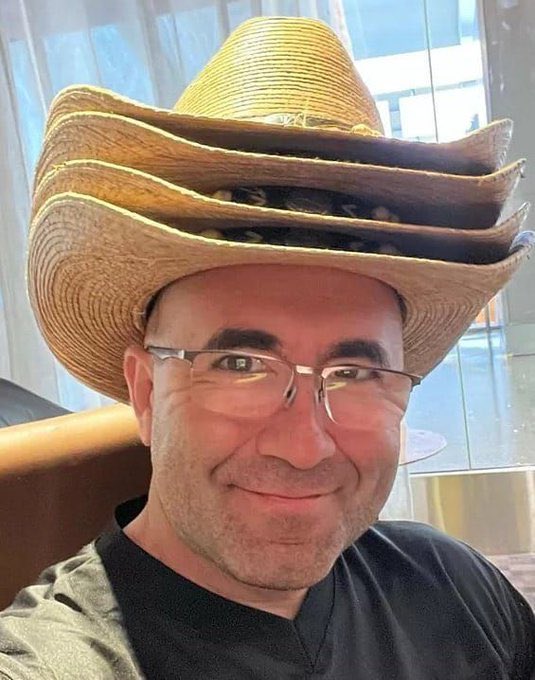 F1REGG's tweet image. mi colega cuando se acaba la build en aram y empieza a comprarse gorros