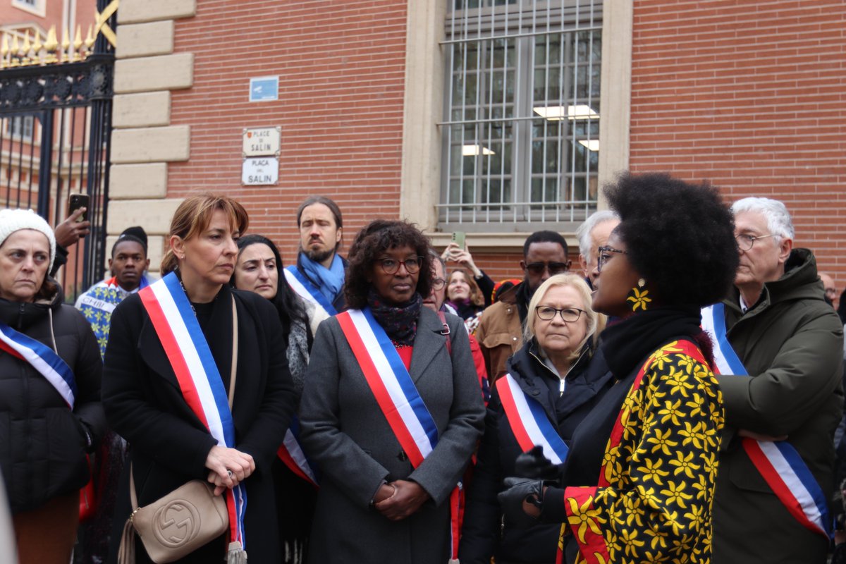Mukabucy's tweet photo. #Mayotte Solidarité: #Toulouse &amp; Toulousains réunis devant le Palais de Justice, pour deuil national et hommage aux victimes du cyclone Chido &amp; solidarité #Mayotte équipe municipale @jlmoudenc https://t.co/usLOPaok5D