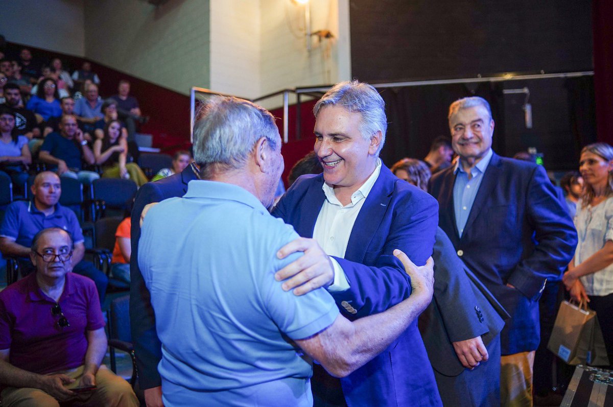 En esta visita también fue posible que 84 familias de #Oncativo y #LagunaLarga se conviertan en propietarias definitivas de sus viviendas con las escrituras del programa #TuCasaTuEscritura. Además entregamos créditos del #BancoDeLaGente a 150 vecinos de ambas localidades y fondos