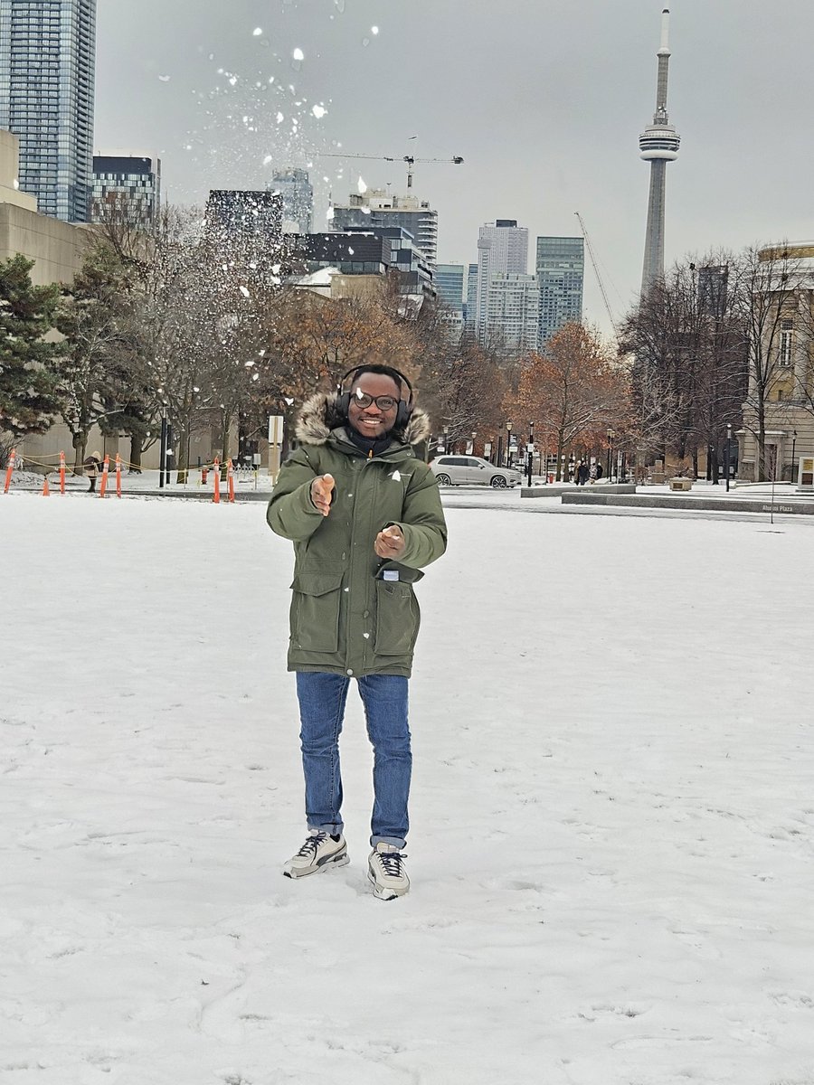 DrOaikhena's tweet photo. When you decide to hit your camera woman with snow.
#SnowRonto ❄️
#HAPPYHOLIDAYS2024 https://t.co/Cps5FOXq3V