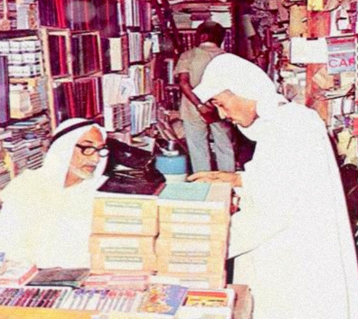 -
#اول_امين_مكتبة_بالكويت 

ولد محمد أحمد الرويح بالحي الشرقي بمنطقة الدبوس القريبة من فريج الزهاميل بدولة الكويت سنة 1898 (وقيل في 1900 أو 1901) ابناً لعائلة تنتمي إلى قبيلة البقوم، كانت قد هاجرت إلى الكويت قديماً من «تربة»، الواقعة بمنطقة حائل شمال المملكة العربية السعودية.