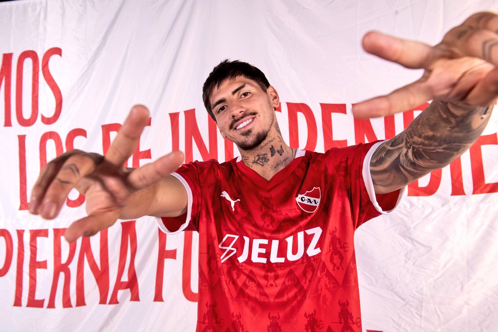 Independiente's tweet photo. KEVIN LOMÓNACO ES DEL ROJO

El Club hizo uso de la opción de compra y el defensor firmará con #Independiente hasta diciembre de 2027.

¡Vamos por todo, Cumbia! 🔥

#TodoRojo 🔴 https://t.co/IWAT3A3z5p