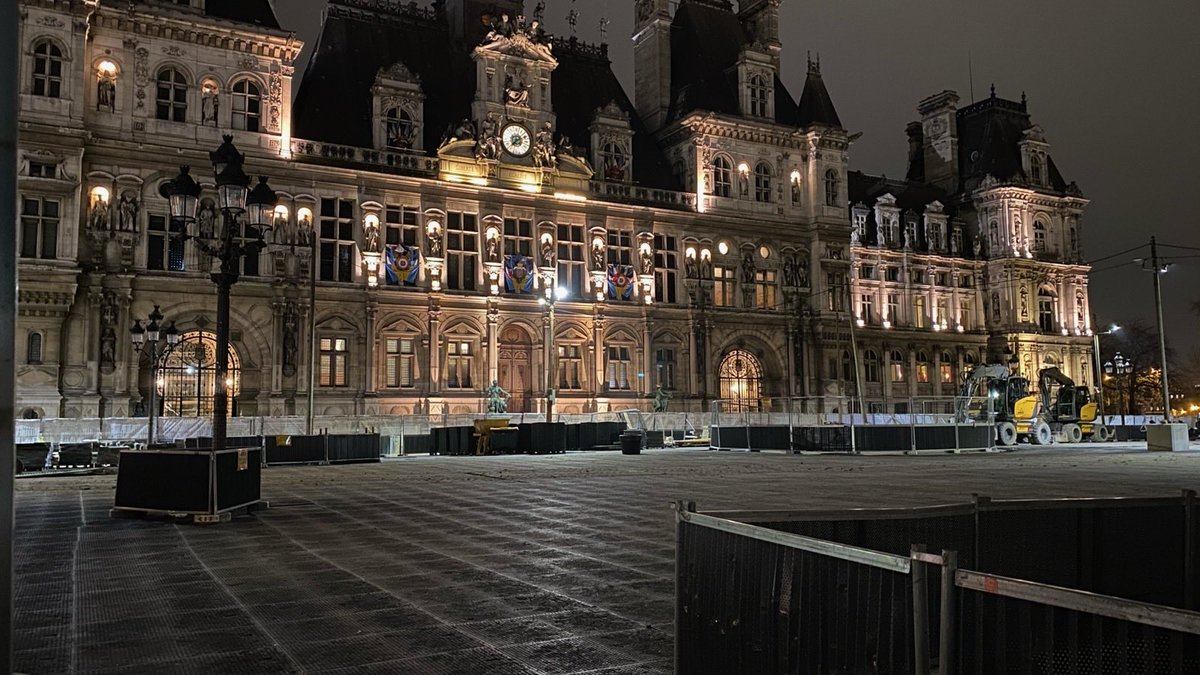 23 décembre 2024 : L’Hôtel de Ville de #Paris sans aucune décoration de #Noël. 👇