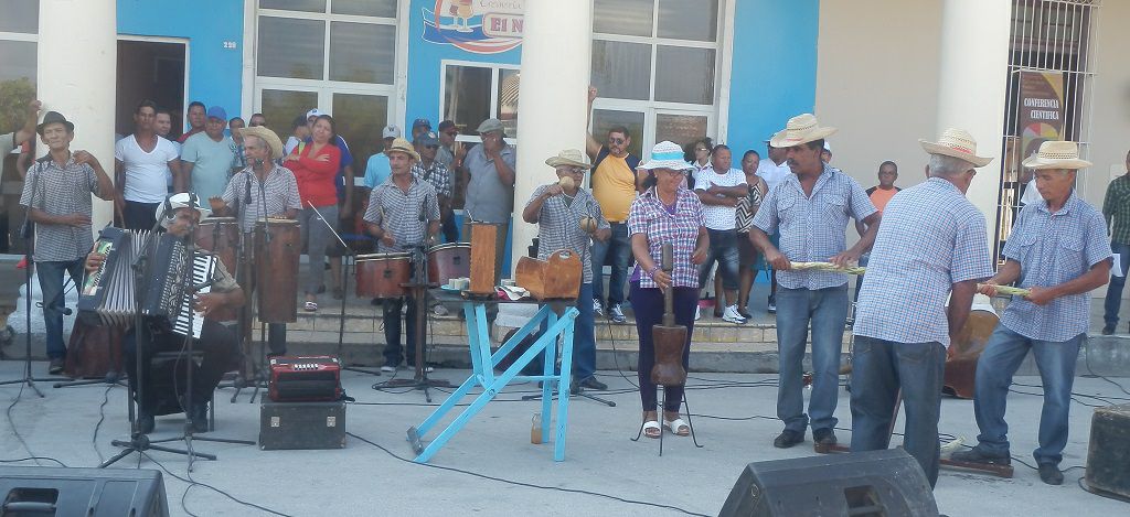 RadioGranma's tweet photo. #TePresentoA👉🏻 Conjunto Guasimal, primer grupo musical fundado en #Manzanillo🇨🇺

🎶Debutó el 23 de diciembre de 1880, integrado por miembros de la familia Escalona, en la comunidad de San Antonio y a principios del siglo XX fueron para Guasimal, y se unieron con los Rodríguez. https://t.co/FGRUe2gYC3